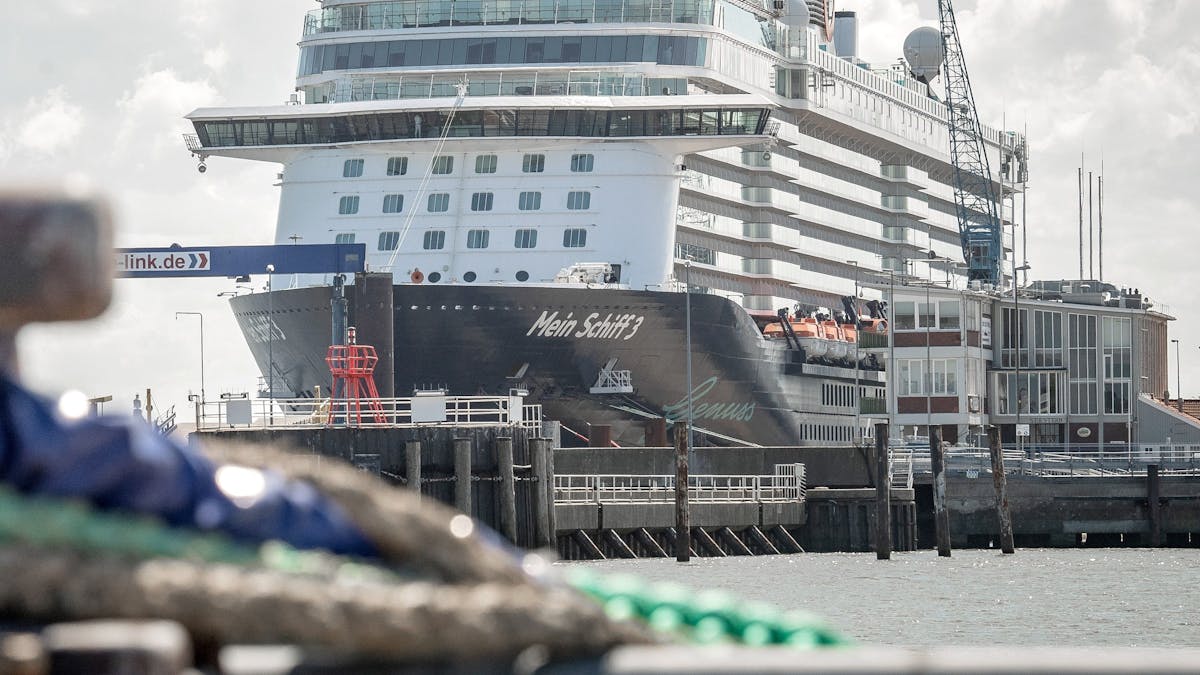 Das Kreuzfahrtschiff „Mein Schiff 3“ geriet bei der Hafenausfahrt in Portugal in ein heftiges Unwetter.