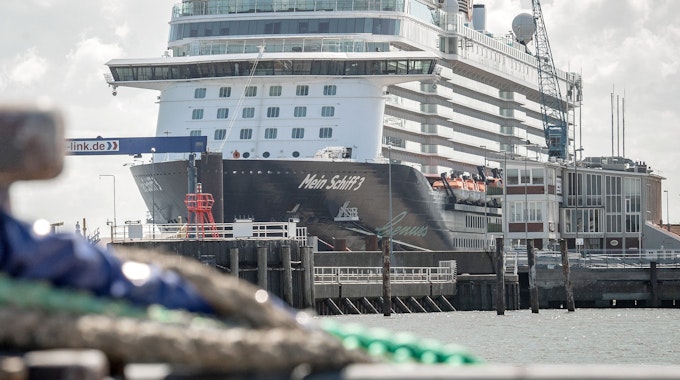 Das Kreuzfahrtschiff „Mein Schiff 3“ geriet bei der Hafenausfahrt in Portugal in ein heftiges Unwetter.