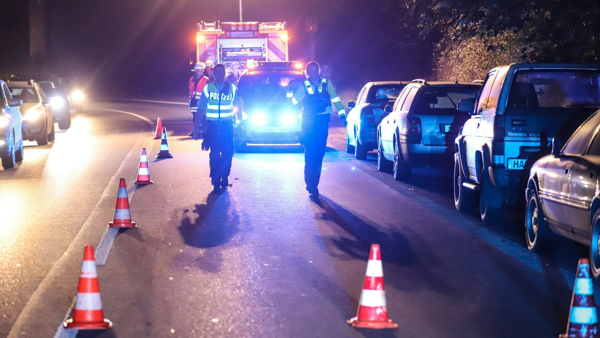 26.10.2022, Hagen: Polizei und Feuerwehr sind an einem Tatort im Einsatz. Bei der Flucht vor der Polizei ist ein Autofahrer in Hagen direkt auf eine Polizistin zugefahren.