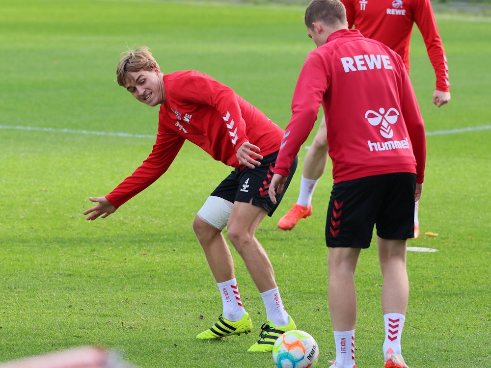 Timo Hübers, Fußballprofi, steht am 11.11.2022 ohne Verkleidung in normaler Sportbekleidung auf dem Trainingsplatz des 1. FC Köln.