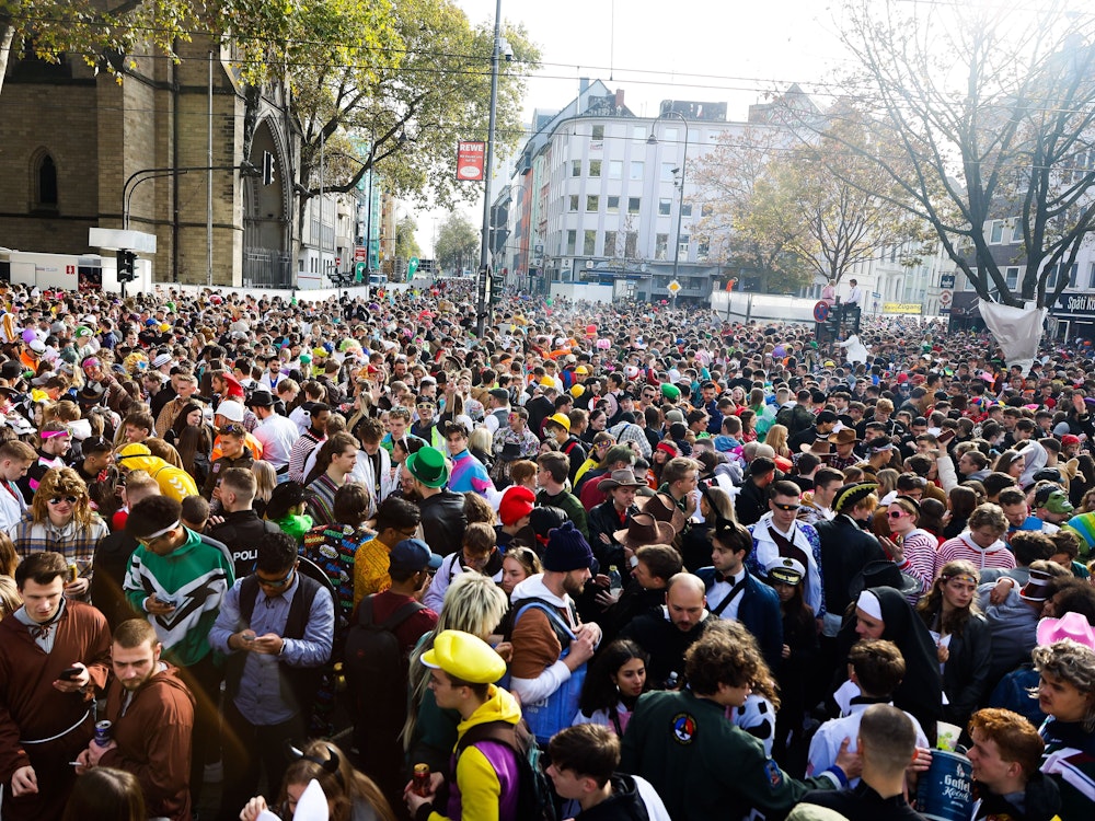 Tausende Menschen drängeln sich auf der Zülpicher Straße aneinander. Zum 11.11. in Köln war die Feiermeile überfüllt.