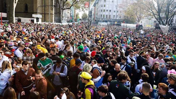 Tausende Menschen drängeln sich auf der Zülpicher Straße aneinander. Zum 11.11. in Köln war die Feiermeile überfüllt.
