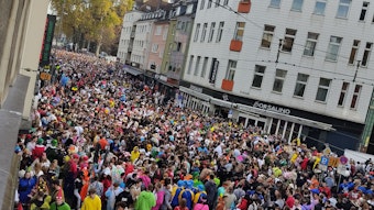 Zahlreiche Karnevalsjecken drängen sich beim Sessionsauftakt am 11.11.2022 auf der Zülpicher Straße.