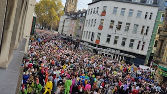 Eine dichtgedrängte Menschenmenge auf der Zülpicher Straße feiert die Eröffnung der Karnevals-Session in Köln.