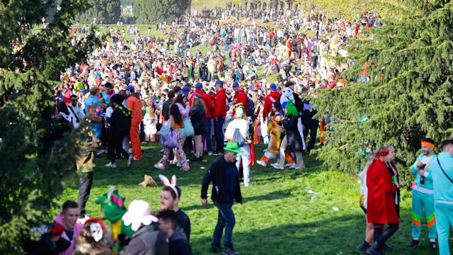 Hunderte verkleidete Menschen bevölkern am 11.11. die Wiesen des Inneren Gründgürtels.