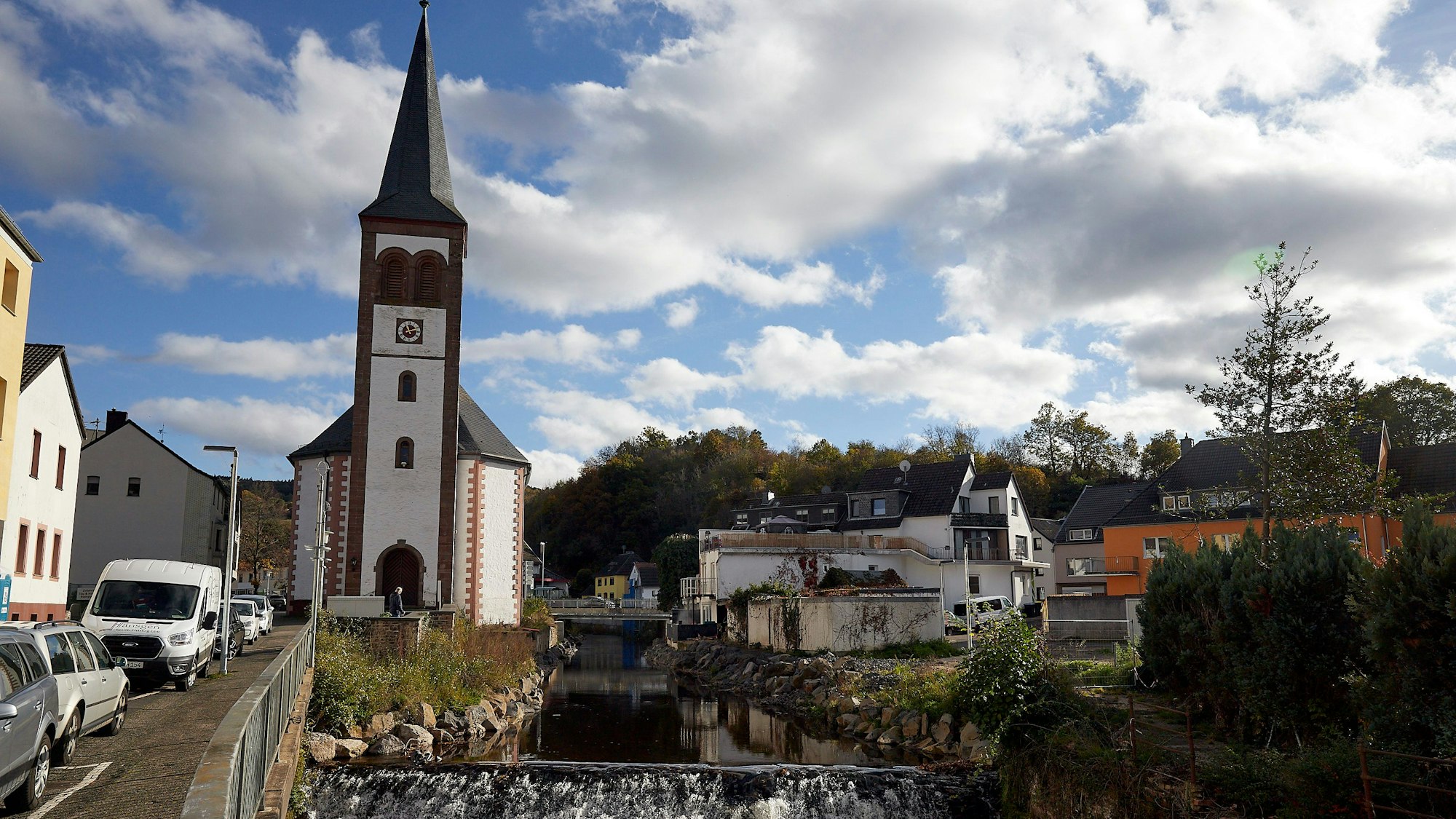 Die evangelische Kirche in Schleiden-Gemünd liegt direkt am Fluss Urft.