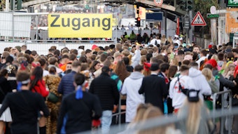 Hunderte junge Menschen drängen sich vor dem Eingang zur Zülpicher Straße im Straßenkarneval in der Kölner Innenstadt.