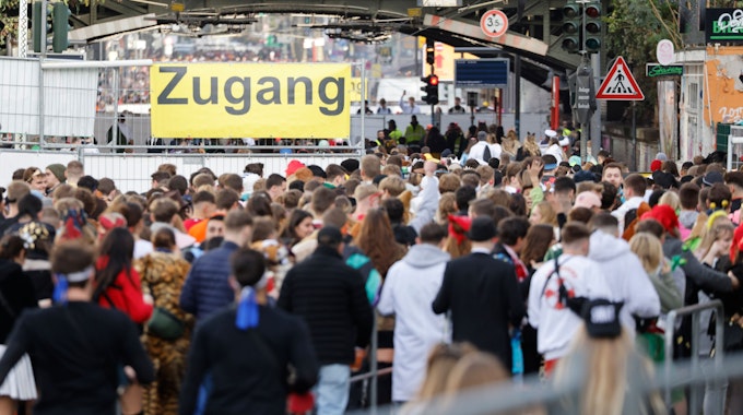 Hunderte junge Menschen drängen sich vor dem Eingang zur Zülpicher Straße im Straßenkarneval in der Kölner Innenstadt.
