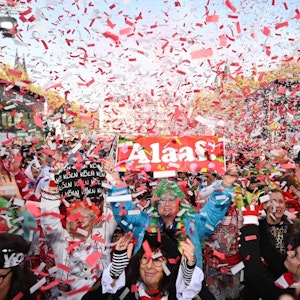 Etwa 15 000 Jecke bejubeln auf dem Heumarkt den Beginn der Karnevalssession.