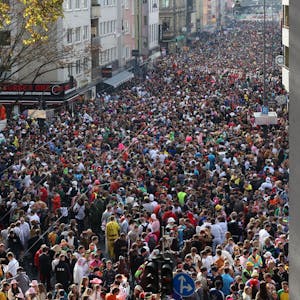 Dicht gedrängt stehen kostümierte Menschen am 11.11. auf der Zülpicher Straße zusammen.