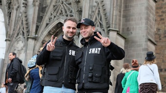 Sessionsauftakt Kölner Karneval: Daniel und Daniel stehen im „Swat“-Kostüm auf den Stufen vor dem Dom.
