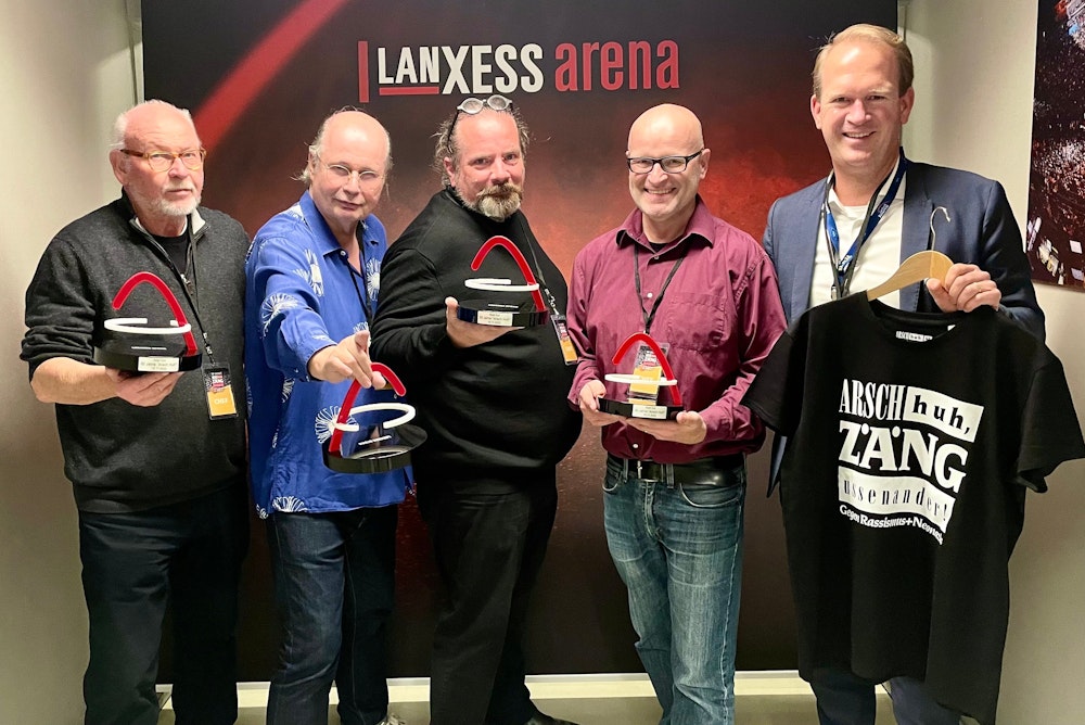Lanxess-Arena Geschäftsführer Stefan Löcher übergab symbolisch den Sold-Out-Award an die Veranstalter der Kundgebung
