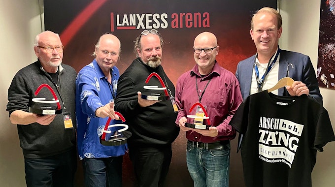 Lanxess-Arena Geschäftsführer Stefan Löcher übergab symbolisch den Sold-Out-Award an die Veranstalter der Kundgebung