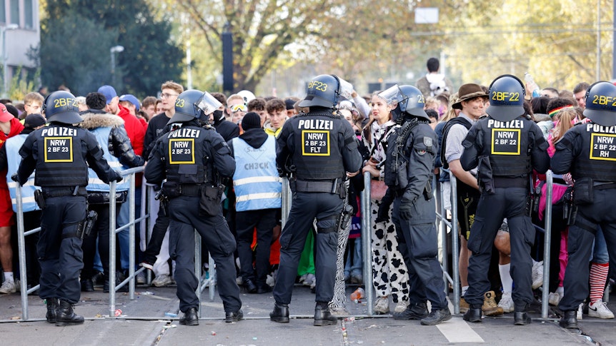 Der Karnevalsauftakt zum 11.11. hat in Köln wie erwartet zu einem Massenandrang geführt.
