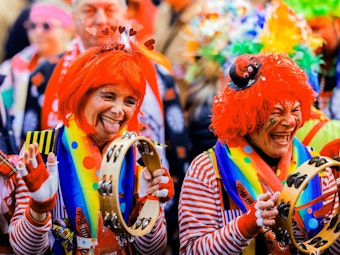 Jecken feiern den Auftakt der Karnevalssession auf dem Heumarkt in Köln.
