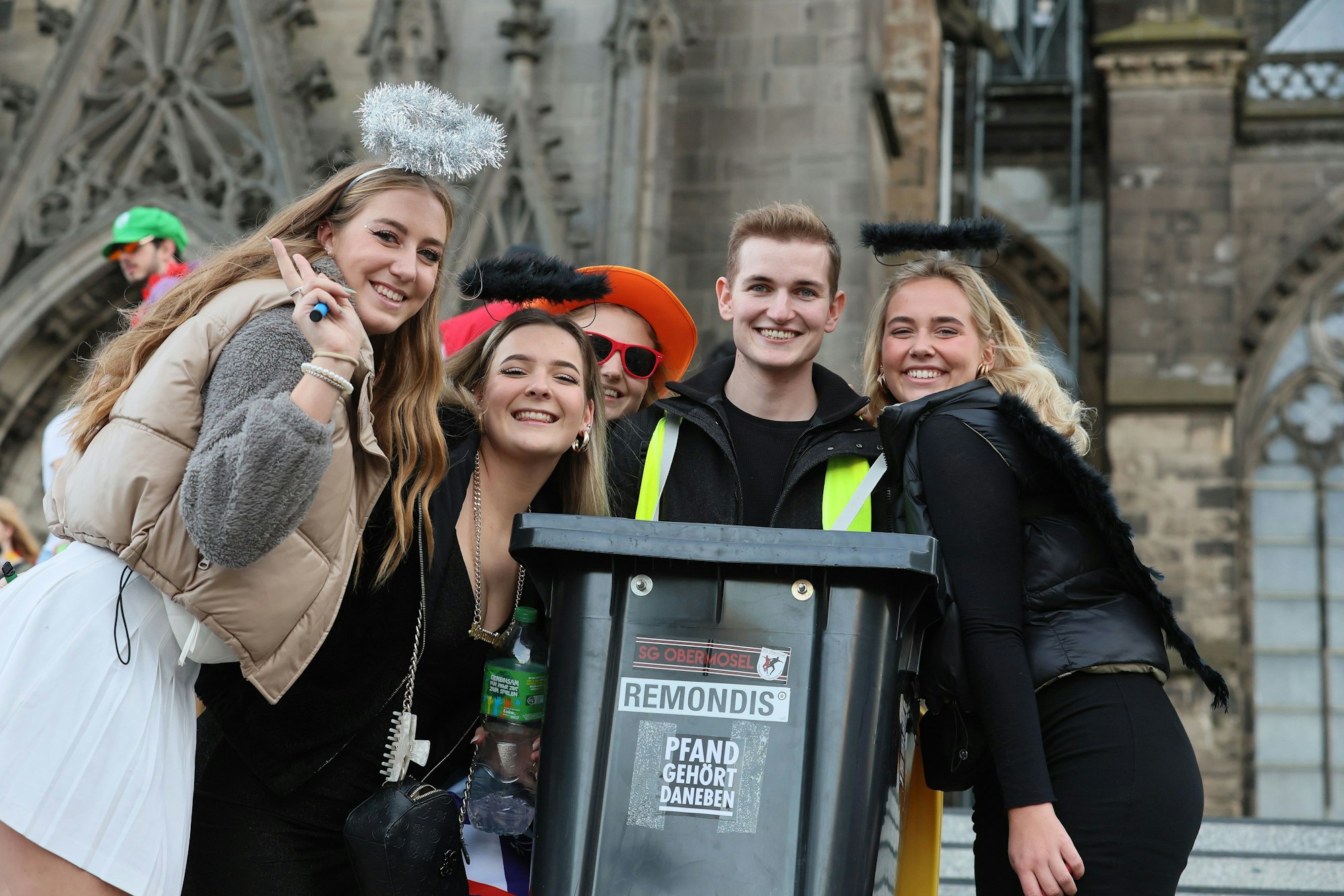 Sessionsauftakt Kölner Karneval: „Trash“-Daniel im Mülltonnen-Kostüm hat es den „Drei Engeln für Charlie“ angetan.