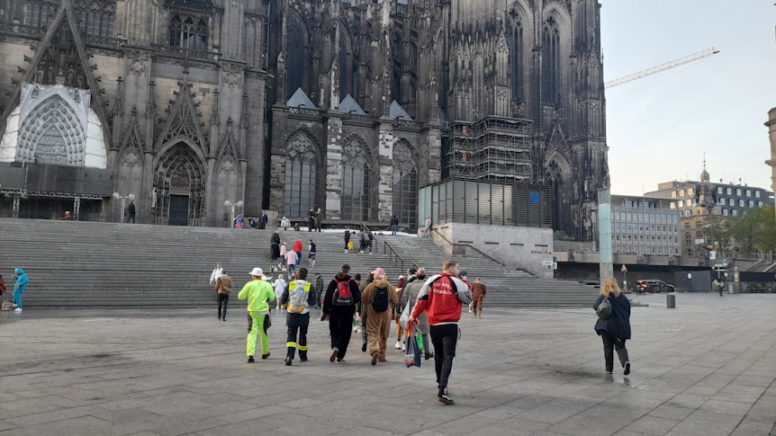 Vor der Domplatte laufen die ersten Verkleideten in Richtung Altstadt.