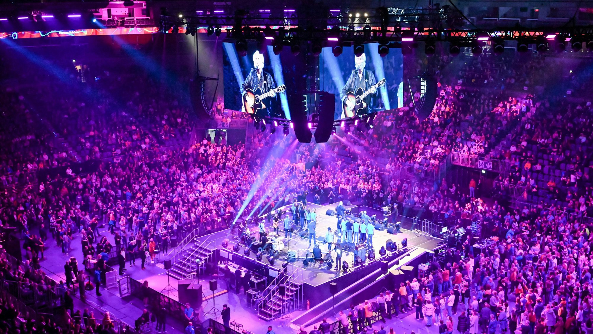 Blick auf die Bühne in der Mitte der Lanxess-Arena, umgeben von Zuschauern.