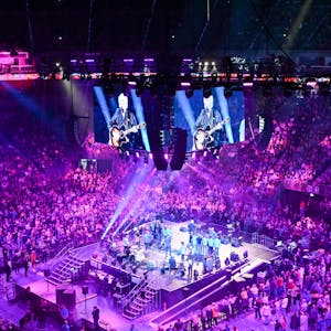 Blick auf die Bühne in der Mitte der Lanxess-Arena, umgeben von Zuschauern.