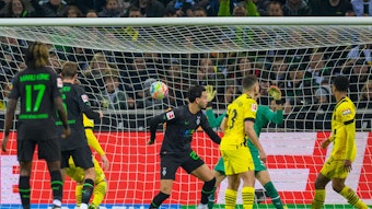 Borussia Mönchengladbach hat am Freitag (11. November 2022) 4:2 gegen Borussia Dortmund gewonnen. Das Foto zeigt Torschütze Ramy Bensebaini nach dem Kopfballtreffer zum 2:1.