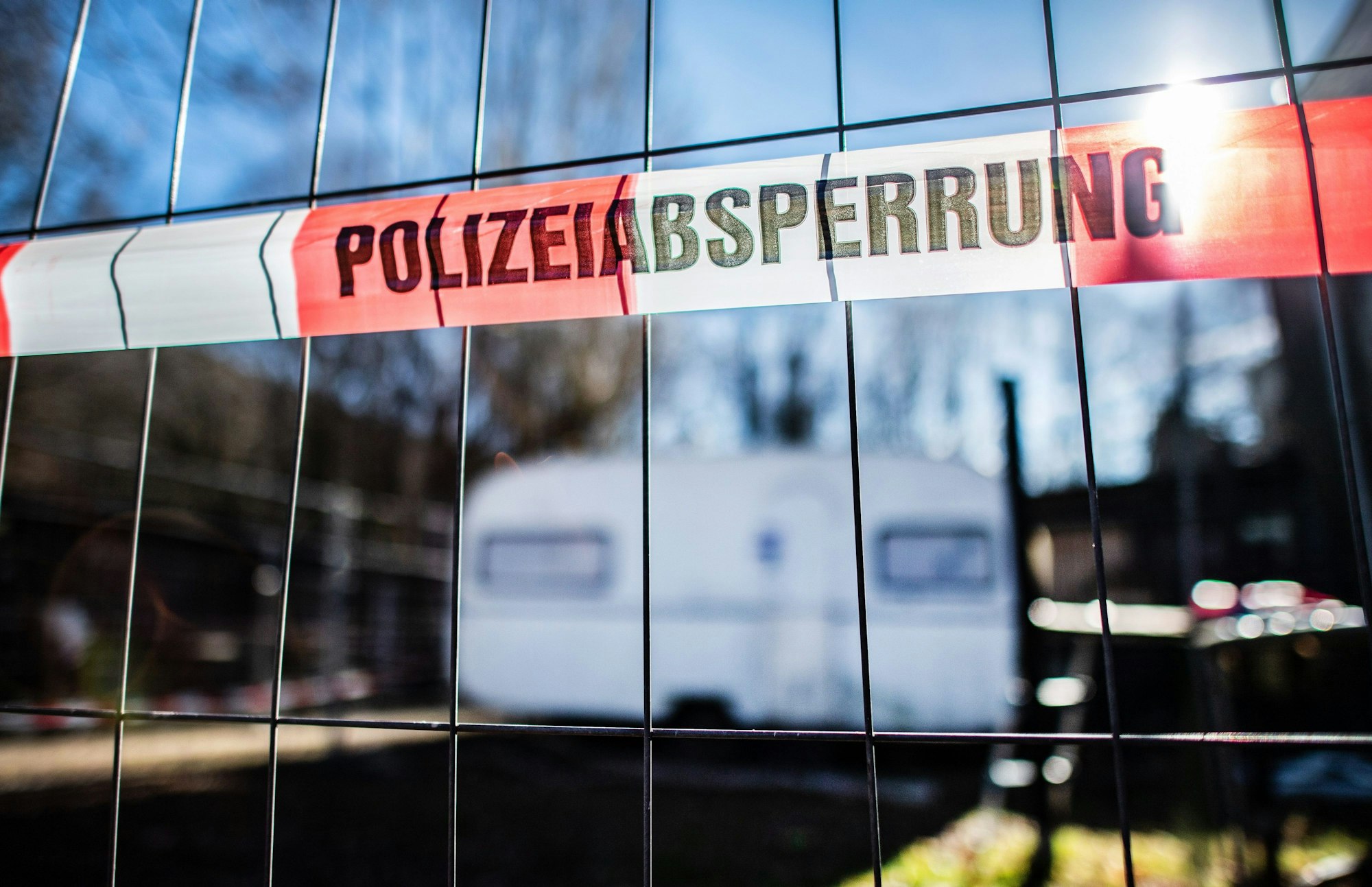 Auf dem Campingplatz Eichwald in Lügde hängt vor dem versiegelten Campingwagen eine Banderole mit der Aufschrift: «Polizeiabsperrung».