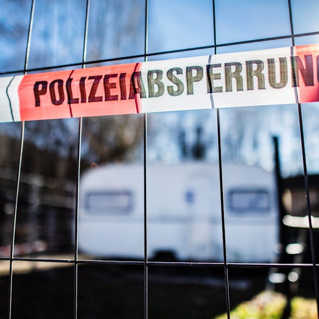 Auf dem Campingplatz Eichwald in Lügde hängt vor dem versiegelten Campingwagen eine Banderole mit der Aufschrift: «Polizeiabsperrung».&nbsp;