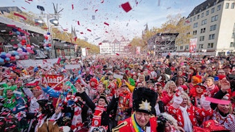 Konfetti fliegt auf dem Kölner Heumarkt um 11:11 Uhr in die Luft. Die Karnevalssession 2023 hat begonnen.