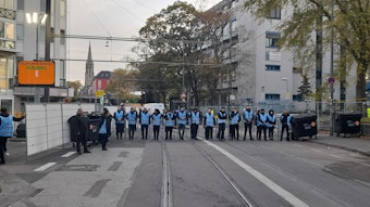 Ordnungskräfte am Freitagmorgen an einem der Zugänge zur Feierzone in der Zülpicher Straße.