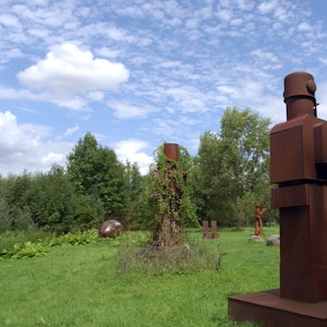 Objekte des Künstlers Anatol Herzfeld stehen auf der Museumsinsel Hombroich.