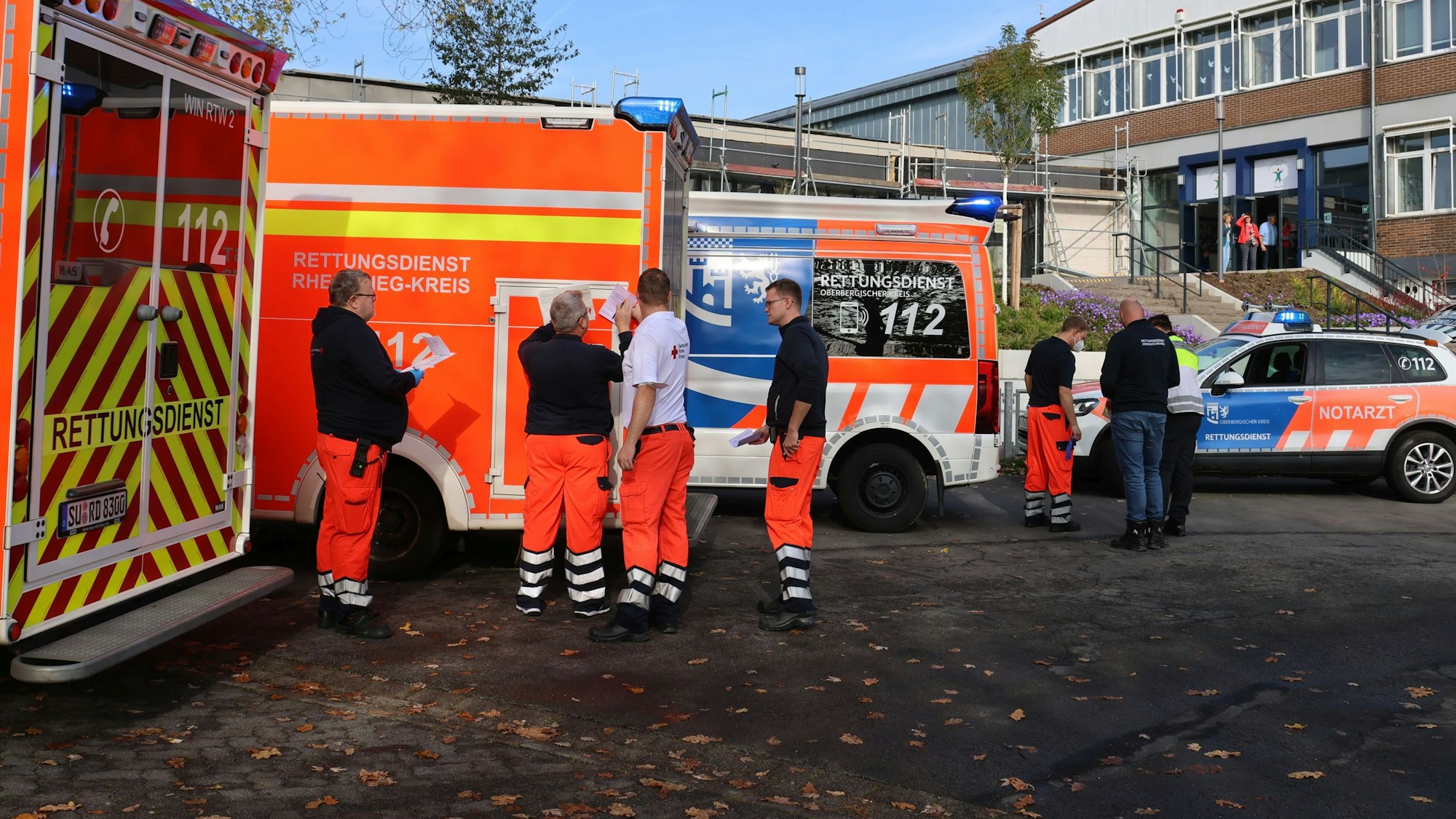 Rettungskräfte stehen vor der Leonardo-da-Vinci-Schule, Morsbach.