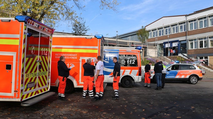 Rettungskräfte stehen vor der Leonardo-da-Vinci-Schule, Morsbach.&nbsp;