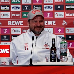 Steffen Baumgart lacht nach der Pressekonferenz des 1. FC Köln.
