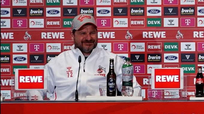 Steffen Baumgart lacht nach der Pressekonferenz des 1. FC Köln.