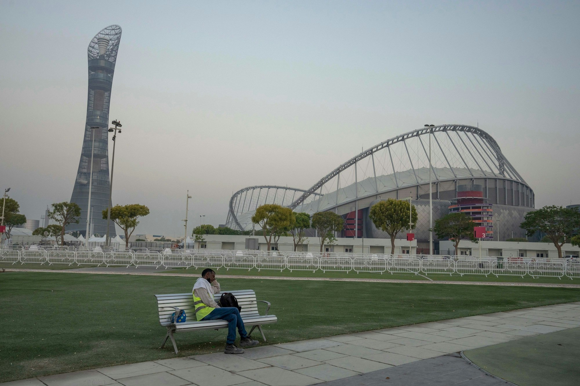 Ein Arbeitsmigrant vor dem Khalifa International Stadium in Doha, Katar