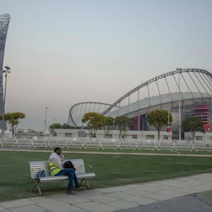 Ein Arbeitsmigrant vor dem Khalifa International Stadium in Doha, Katar
