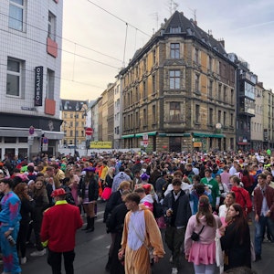 Das Geschehen auf der Zülpicher Straße am 11.11. in Köln.