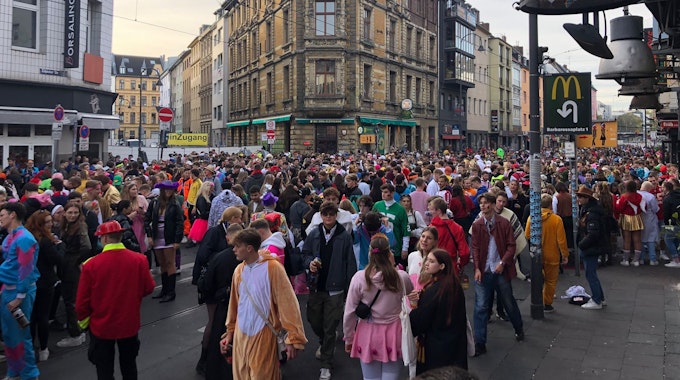 Das Geschehen auf der Zülpicher Straße am 11.11. in Köln.