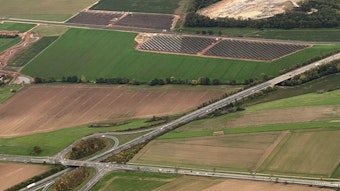 Der Solarpark Veynau während der Bauphase aus der Luft fotografiert.