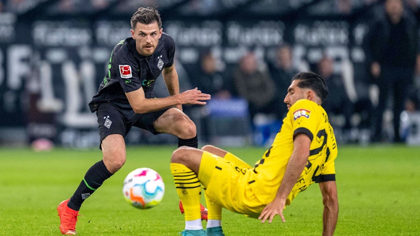 Jonas Hofmann von Borussia Mönchengladbach (l.) am 11. November 2022 im Zweikampf mit Emre Can von Borussia Dortmund.