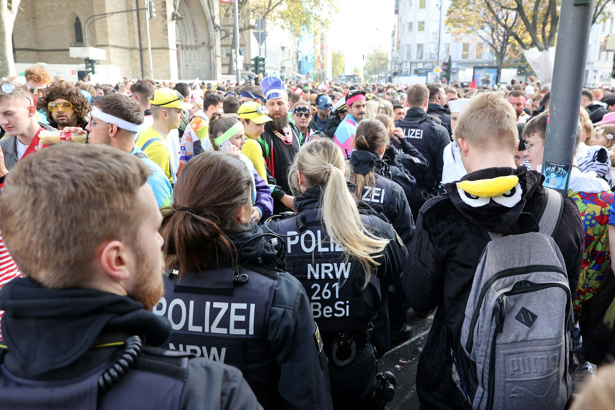 Zum Sessionsauftakt am 11.11. in Köln zeigte die Polizei starke Präsenz auf der überfüllten Zülpicher Straße.