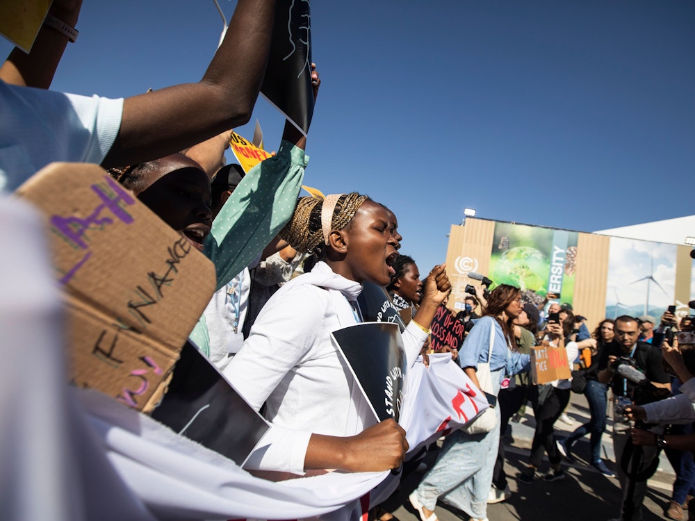 Klimaaktivisten nehmen an der Demonstration „Fridays for Future“ während der UN-Klimakonferenz COP27 in Scharm el Scheich, Ägypten teil.
