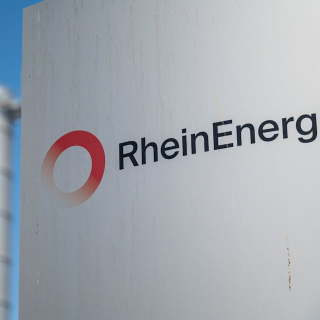 Das Logo der Rhein-Energie ist am Heizkraftwerk Niehl zu sehen. (Symbolbild)