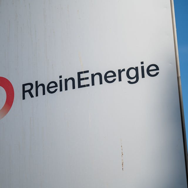 Das Logo der Rhein-Energie ist am Heizkraftwerk Niehl zu sehen. (Symbolbild)