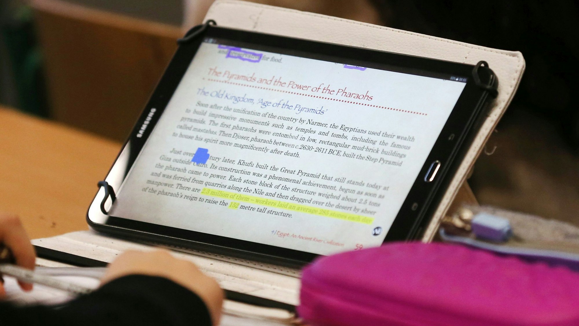 Ein Schüler arbeitet mit einem iPad im Unterricht.
