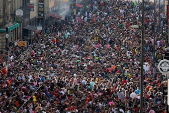 Tausende Menschen stehen dicht an dicht gedrängt auf der Zülpicher Straße. Das Bild zeigt einen Überblick über die gesamte Straße und wurde von einem erhöhten Punkt aus aufgenommen.
