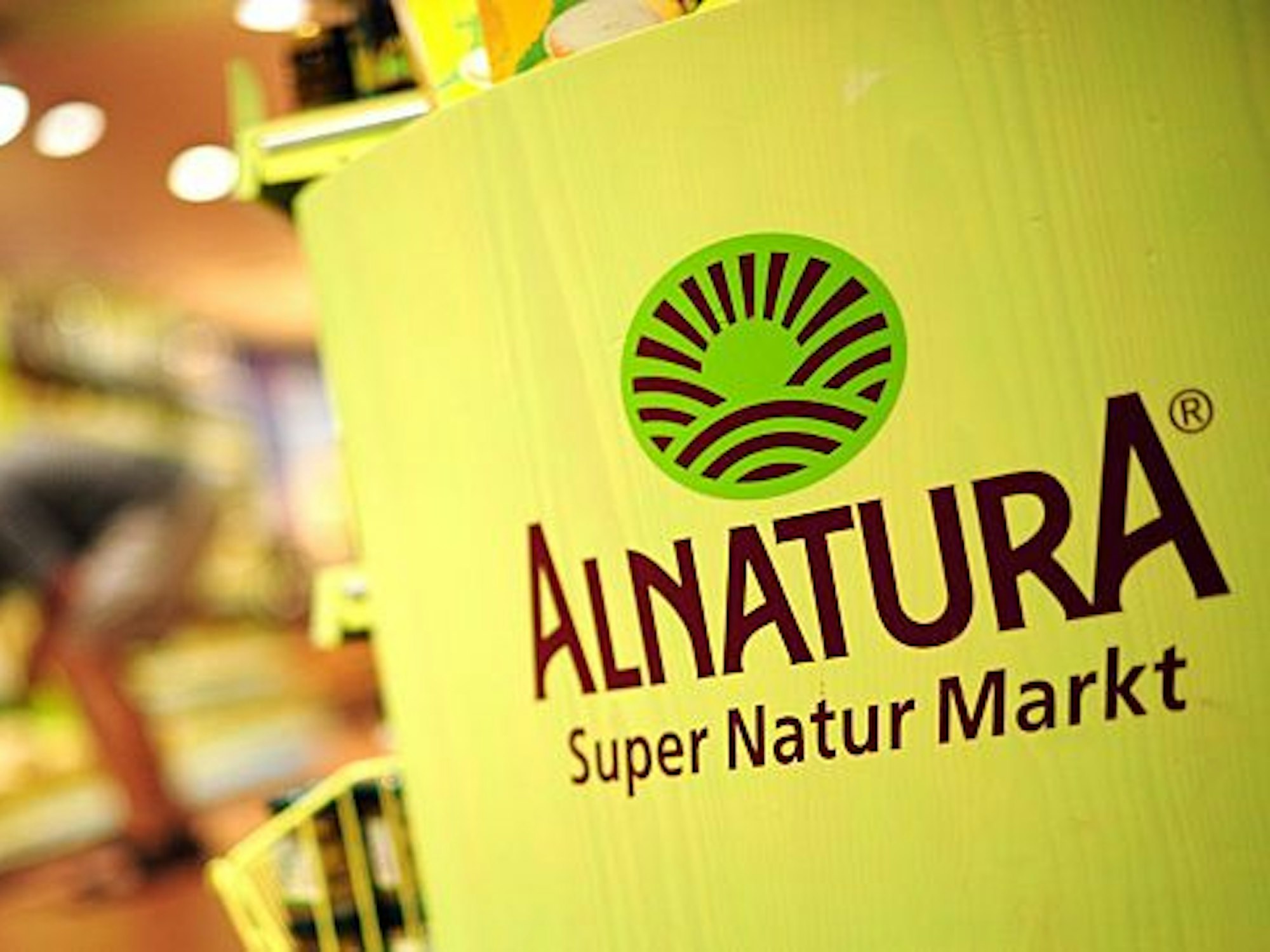 Das Alnatura-Logo in einem Alnatura Super Natur Markt.