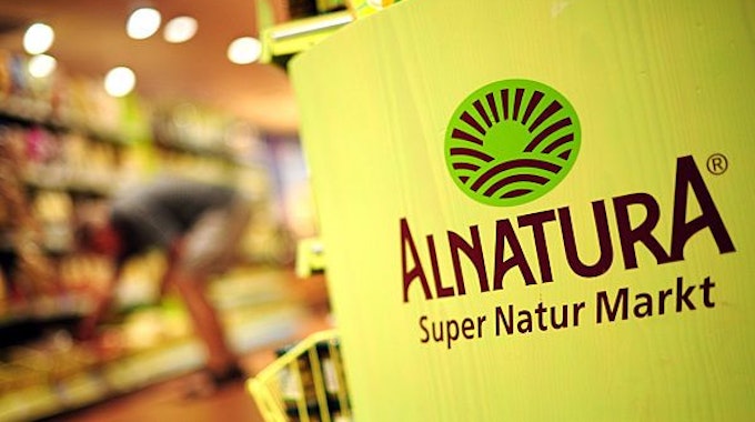 Das Alnatura-Logo in einem Alnatura Super Natur Markt.