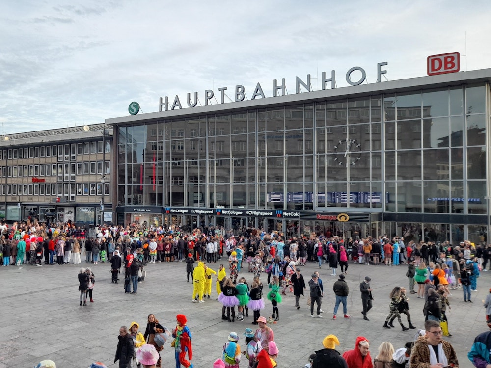 Hunderte Kostümierte stehen auf dem Platz vor dem Kölner Hauptbahnhof.