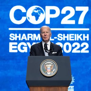 US-Präsident Joe Biden steht bei der Weltklimakonferenz 2022 auf der Bühne und hält eine Rede.