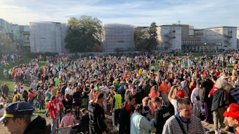 Hunderte junge Menschen drängen sich auf der Kölner Uniwiese. Diese wurde zur unkontrollierten Feierzone am Elften Elften in Köln, weil die Zülpicher Straße schon am Mittag überfüllt war.